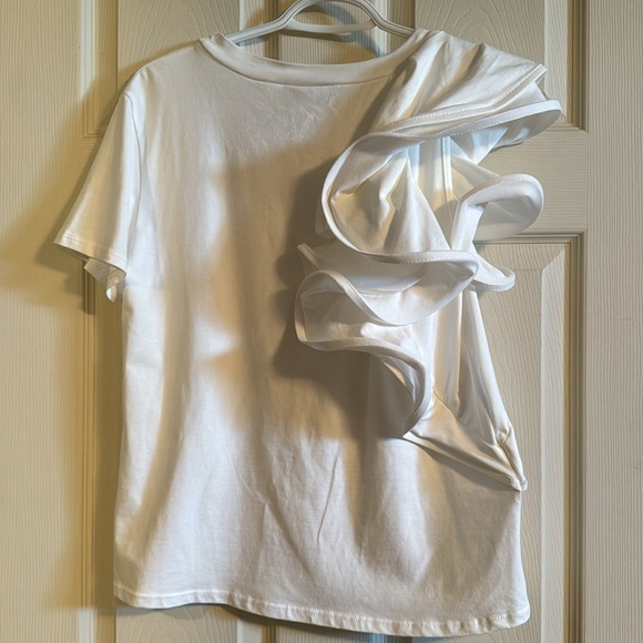 NWT, bueatiful top with cute ruffle sleeve. - Picture 3 of 3